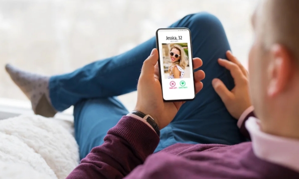 Utiliser les applications pour rencontrer du monde (Source : Google)